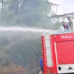 Sinergi TNI dan Damkar Padamkan Kebakaran Lahan Kosong di Desa Sawang