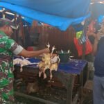 Babinsa Koramil Jaya Pantau Harga Ayam Potong di Pasar Lamno