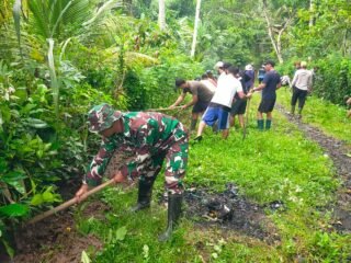 Sambut TMMD Ke-127, Kodim 1617/Jembrana Gelar Gotong Royong Massal di Desa Penyaringan