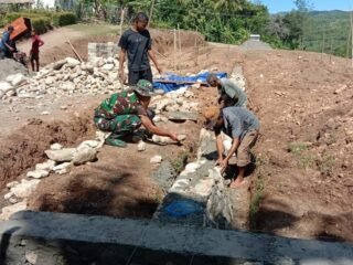 Gotong Royong TNI dan Warga Warnai Pra TMMD ke-127 di Desa Sunkaen