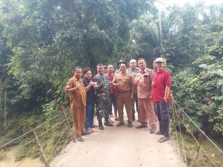 Babinsa Dampingi Peninjauan Lokasi Jembatan, Wujud Kepedulian TNI Bersama Masyarakat Huta Tomuan