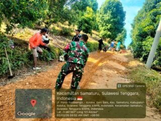 Antisipasi Musim Hujan, Babinsa Koramil 1412-04/Kolaka Bersama Warga Perbaiki Jalan Tani