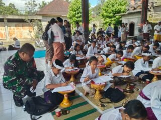 Sinergi TNI Lestarikan Budaya Bali, Babinsa Getakan Kawal Bulan Bahasa Bali VIII