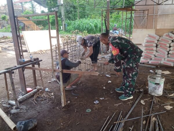 Babinsa Desa Sulahan Laksanakan Pengawasan Pembangunan KDKMP di Banjar Lumbuhan