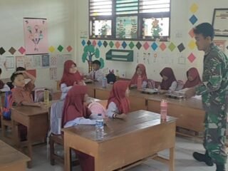 Babinsa Koramil 1417-06/Unaaha Kawal Distribusi Makanan Bergizi Gratis di Desa Punggaluku