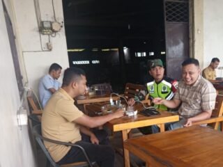 Babinsa Posramil Jeumpa Tingkatkan Silaturahmi dan Kerja Sama dengan Pemuda Desa Binaan.