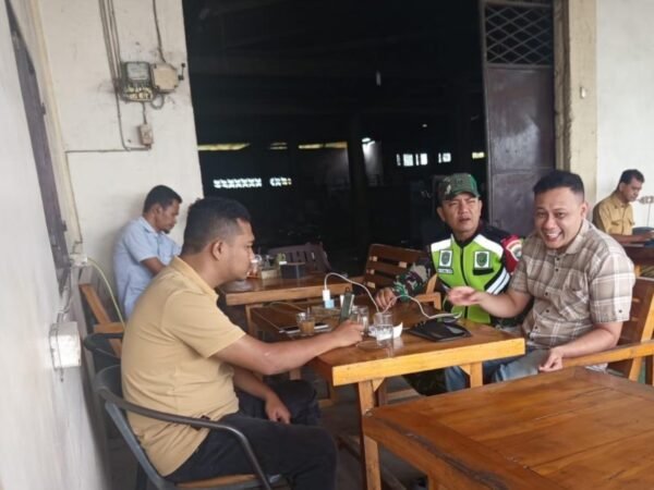 Babinsa Posramil Jeumpa Tingkatkan Silaturahmi dan Kerja Sama dengan Pemuda Desa Binaan.