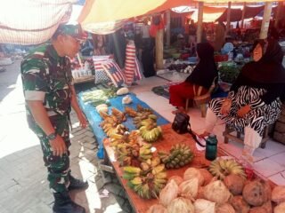 ​Jaga Stabilitas Pangan, Babinsa Koramil 1420-06 Blusukan Pantau Harga Sembako di Pasar Sentral Rappang