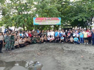 Kodim 1309/Manado Bersama Korem 131/Santiago dan Pemkot Manado Gelar Bakti Peduli Lingkungan di Pantai Karangria
