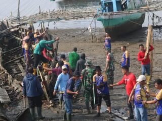 Sinergi TNI dan Pemkot Kendari Percantik Pesisir, Eks Kapal Black Marlin Dievakuasi