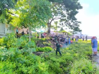 Kodim 1503/Tual Bersama Polres Tual Laksanakan Aksi Bersih Sampah di Teluk Taar