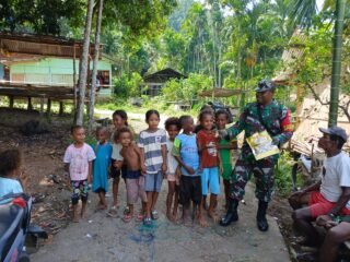 Hangatkan Kebersamaan, Babinsa Serui Gelar Komsos dan Berbagi Coklat dengan Anak-Anak Kampung Wadapi