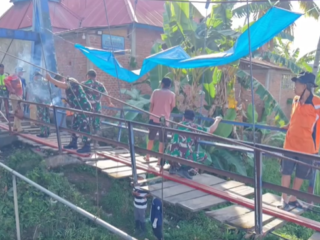 Bantu Kesulitan Warga binaannya, Kodim 0409/Rejang Lebong Bantu Renovasi Jembatan Gantung Desa Ujung Tanjung 1 Kabupaten Lebong