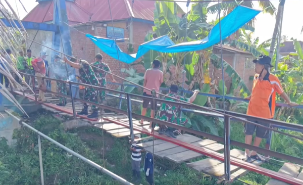 Bantu Kesulitan Warga binaannya, Kodim 0409/Rejang Lebong Bantu Renovasi Jembatan Gantung Desa Ujung Tanjung 1 Kabupaten Lebong