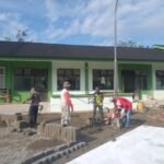 Babinsa Koramil 04/Peudada Gotong Royong Bersama Warga Perbaiki Halaman Sekolah