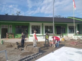 Babinsa Koramil 04/Peudada Gotong Royong Bersama Warga Perbaiki Halaman Sekolah