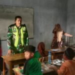 Babinsa Posramil Simpang Mamplam Berikan Bimbingan Semangat Belajar dan Disiplin kepada Siswa MIN 33