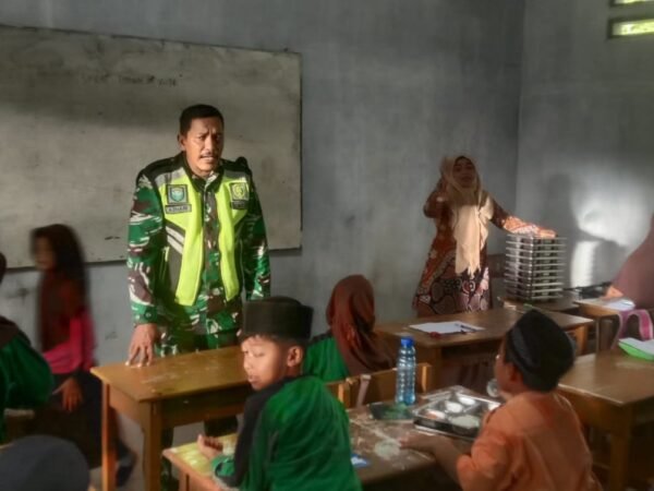 Babinsa Posramil Simpang Mamplam Berikan Bimbingan Semangat Belajar dan Disiplin kepada Siswa MIN 33