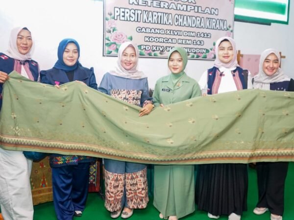 Dukung Kreativitas Lokal, Ketua Persit KCK Koorcab Rem 143/HO Tinjau Lomba Posyandu dan Kerajinan Tenun Tolaki di Kolaka