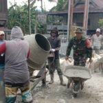 Wujudkan Kedekatan dengan Rakyat, Babinsa Koramil 01/Panca Lautang Gotong Royong Cor Halaman Masjid