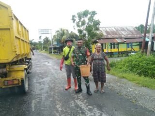 Peduli Kebersihan, Babinsa Warbah Turun Langsung Bersama DLH Angkut Sampah di Uri