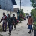 Peduli Lingkungan, Babinsa Koramil 1015-03/Mentawa Baru Ketapang Bersama Warga Gotong Royong