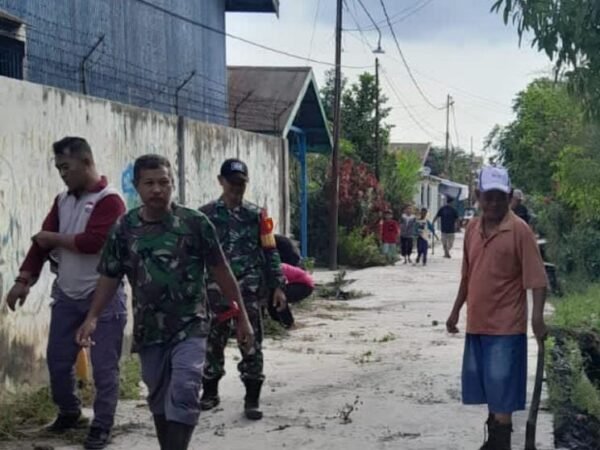 Peduli Lingkungan, Babinsa Koramil 1015-03/Mentawa Baru Ketapang Bersama Warga Gotong Royong
