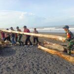 Kodim Tabanan Kerahkan Personel Lintas Sektor Bersihkan Pesisir Pantai Tabanan dari Timur hingga Barat