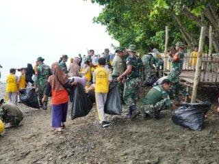 Kodim 1311/Morowali Bersama Pemda Morowali, Masyarakat dan Pelajar Gelar Aksi Bersih Pantai