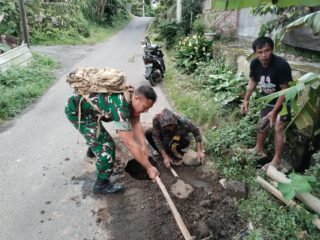 Aksi Cepat Babinsa Tembuku Bersama Masyarakat, Tambal Jalan Rusak untuk Kurangi Risiko Kecelakaan