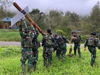 Pos Bulangkop Satgas Yonif 751/VJS Pasang Lampu Penerangan di Kampung Sekitar Pos: Malam Lebih Terang, Warga Lebih Aman