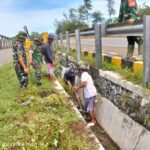 Kodim 0428/MukoMuko Bersama Warga, Gotong Royong Bersihkan Lingkungan