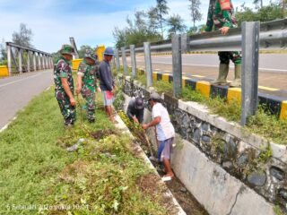 Kodim 0428/MukoMuko Bersama Warga, Gotong Royong Bersihkan Lingkungan
