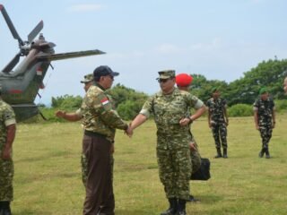 Dandim 1614/Dompu Sambut Kedatangan Menhan RI Saat Tinjau Yonif TP 875