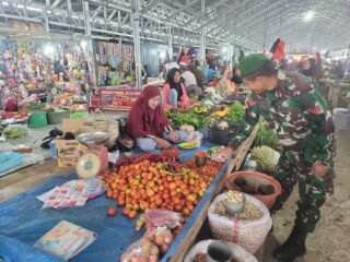 Babinsa Kelurahan Lawawoi Laksanakan Pemantauan Ketersediaan dan Harga Bahan Pokok di Pasar Tradisional Lawawoi