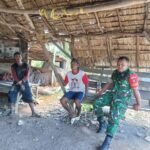Babinsa Koramil 1015-01/Mentaya Hilir Selatan Komsos Dengan Warga Dan Pantau Wilayah Binaan