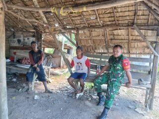 Babinsa Koramil 1015-01/Mentaya Hilir Selatan Komsos Dengan Warga Dan Pantau Wilayah Binaan