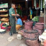 Babinsa Ramil 03/Maritengngae pantau harga bahan pokok di pasar sentral Pangkajene
