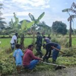 Babinsa Pimpin Aksi Bersih Saluran Air di Kelurahan Benteng