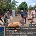 Wujud Kemanunggalan TNI–Rakyat, Serka Didik Wahyudi Bantu Pengecoran Lantai Masjid