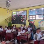 Babinsa Serui Kawal Program MBG di Angkaisera, Pastikan Anak Sekolah Terima Gizi Terbaik