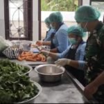 Dari Dapur ke Sekolah, Babinsa Tembuku Pastikan MBG Aman dan Layak Konsumsi