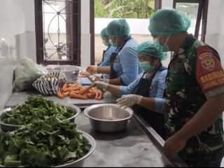 Dari Dapur ke Sekolah, Babinsa Tembuku Pastikan MBG Aman dan Layak Konsumsi