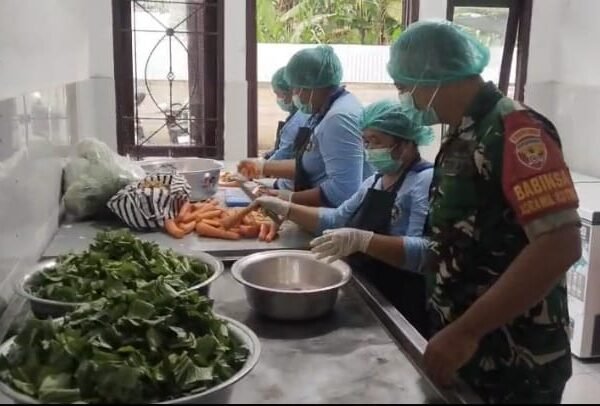 Dari Dapur ke Sekolah, Babinsa Tembuku Pastikan MBG Aman dan Layak Konsumsi
