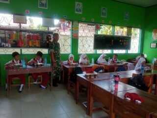 Wujudkan Generasi Emas, Babinsa Kodim 1420/Sidrap Kawal Ketat Distribusi Makan Bergizi Gratis