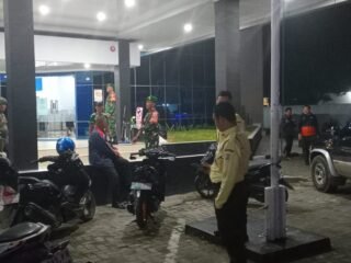 ​Jaga Kondusivitas Malam Hari, Koramil Maritengngae Pimpin Patroli Gabungan Siskamling di Jantung Kota Sidrap