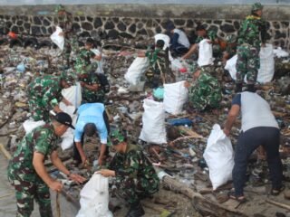 Kodim 1309/Manado Ikuti Kegiatan Kerja Bakti Peduli Lingkungan Gerakan Nasional Indonesia Asri di Bunaken Kepulauan.