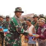 Pembukaan TMMD ke-127 Kodim 1015/Sampit, Dimeriahkan dengan Pembagian Sembako bagi Warga Kurang Mampu