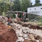 Perkuat Kemanunggalan TNI-Rakyat, Babinsa Walakaka Gotong Royong Bersama Warga