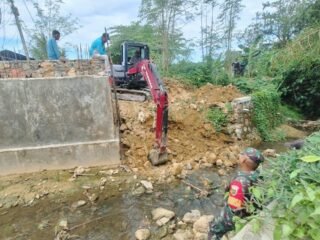 Percepat Sasaran Fisik TMMD 127, Kodim 1417/Kendari Kerahkan Alat Berat Bangun Drainase di Anggoeya